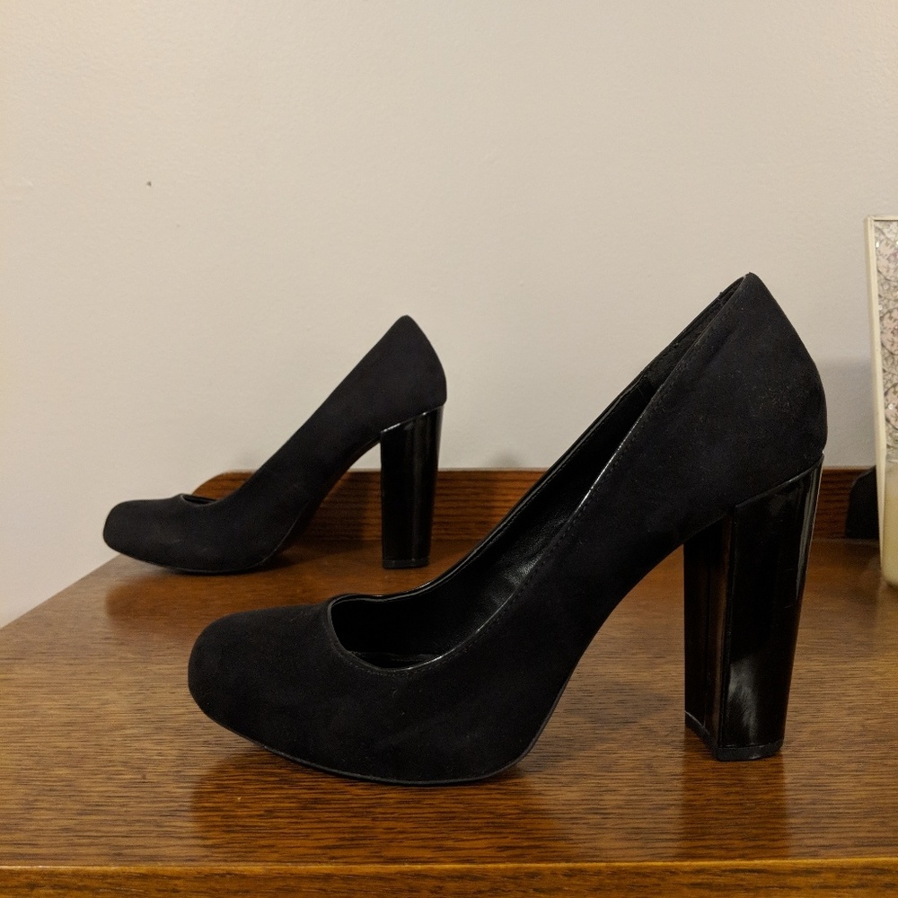 Black pumps